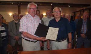 Abschied: Vorstandsmitglied Detlef Eggers (rechts) überreichte Claus Schomakers eine Ehrenurkunde. Foto: Theo Hinrichs